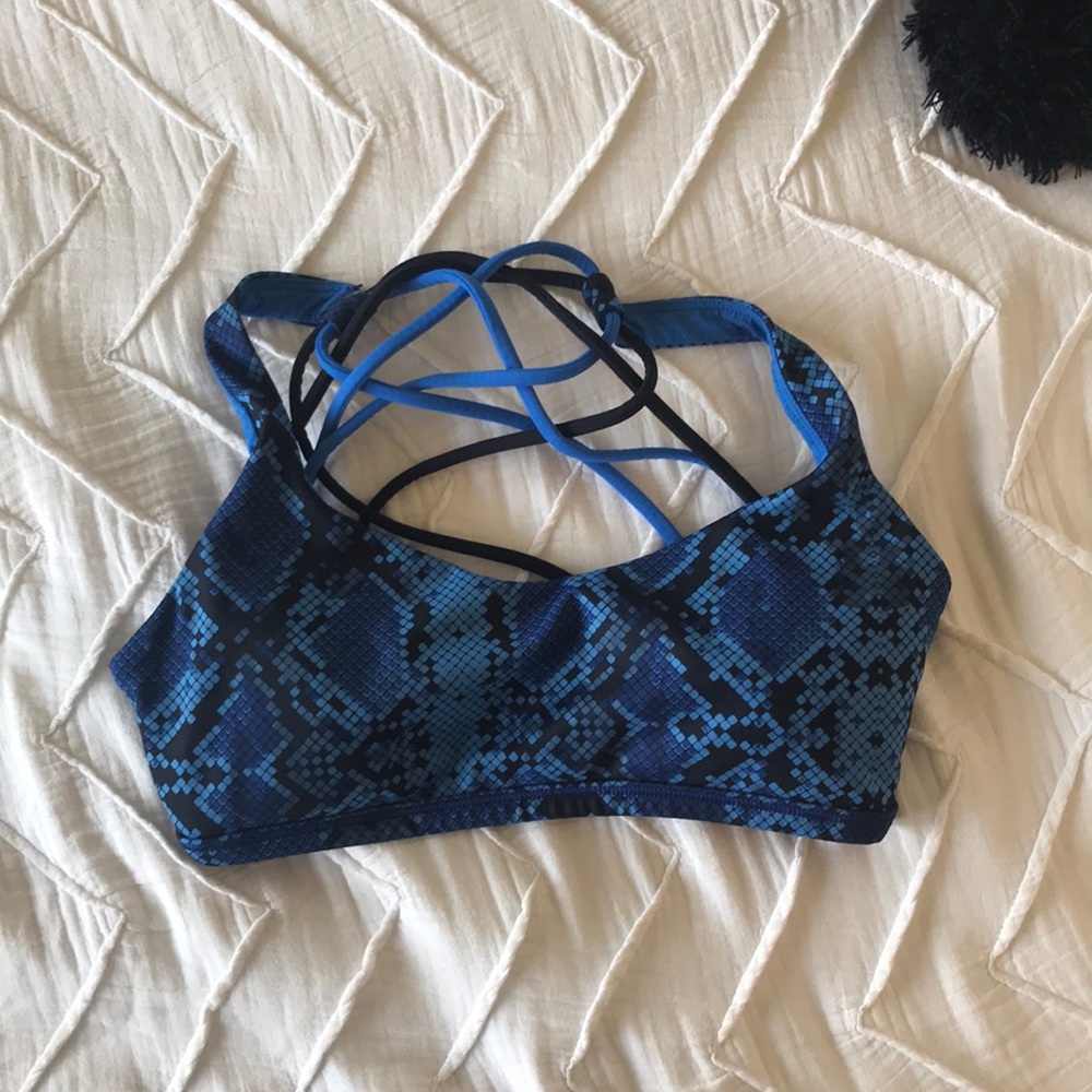 SUPER CUTE PATTERNED BLACK AND BLUE SPORTS BRA
